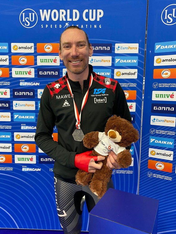 Ted-Jan Bloeman avec une médaille d'argent autour du cou et un ourson en peluche dans les mains.