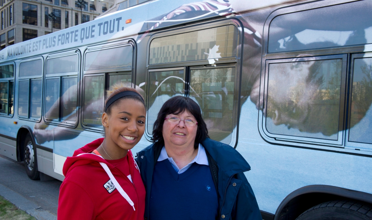 Jennifer Abel et sa mère devant un autobus.