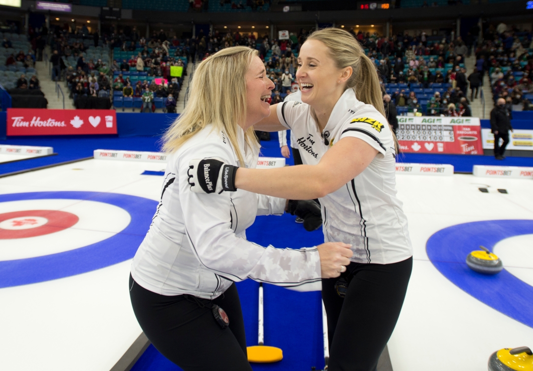 Deux joueuses de curling féminin célèbrent leur victoire