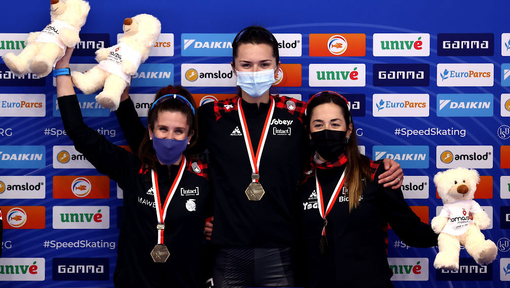Ivanie Blondin, Isabelle Weidemann et Valérie Maltais avec leur médaille d'or autour du cou.