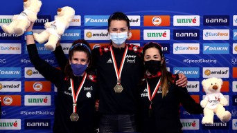 Ivanie Blondin, Isabelle Weidemann et Valérie Maltais avec leur médaille d'or autour du cou.