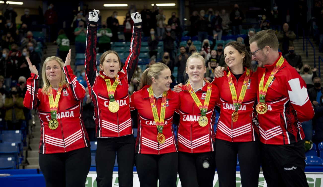 Cinq joueuses de curling célèbrent leur victoire des Essais canadiens sur le podium