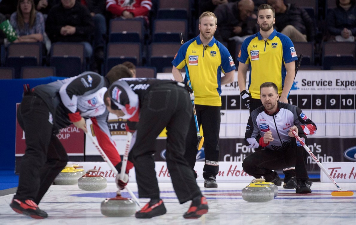 Brad Gushue en action lors d'un match de curling contre la Suède. 