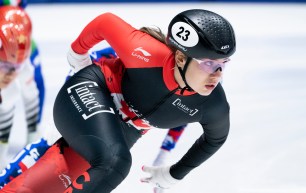 Courtney Lee Sarault d'Équipe Canada en action sur la glace