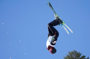 Marion Thénault effectue un saut en ski acrobatique.