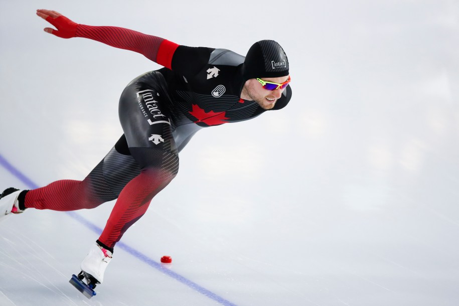 Le patineur de vitesse Laurent Dubreuil pendant une course.