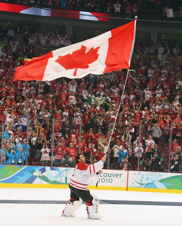 Roberto Luongo porte le drapeau du Canada devant la foule