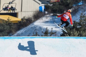 Un athlète de snowboard cross saute sur une bosse
