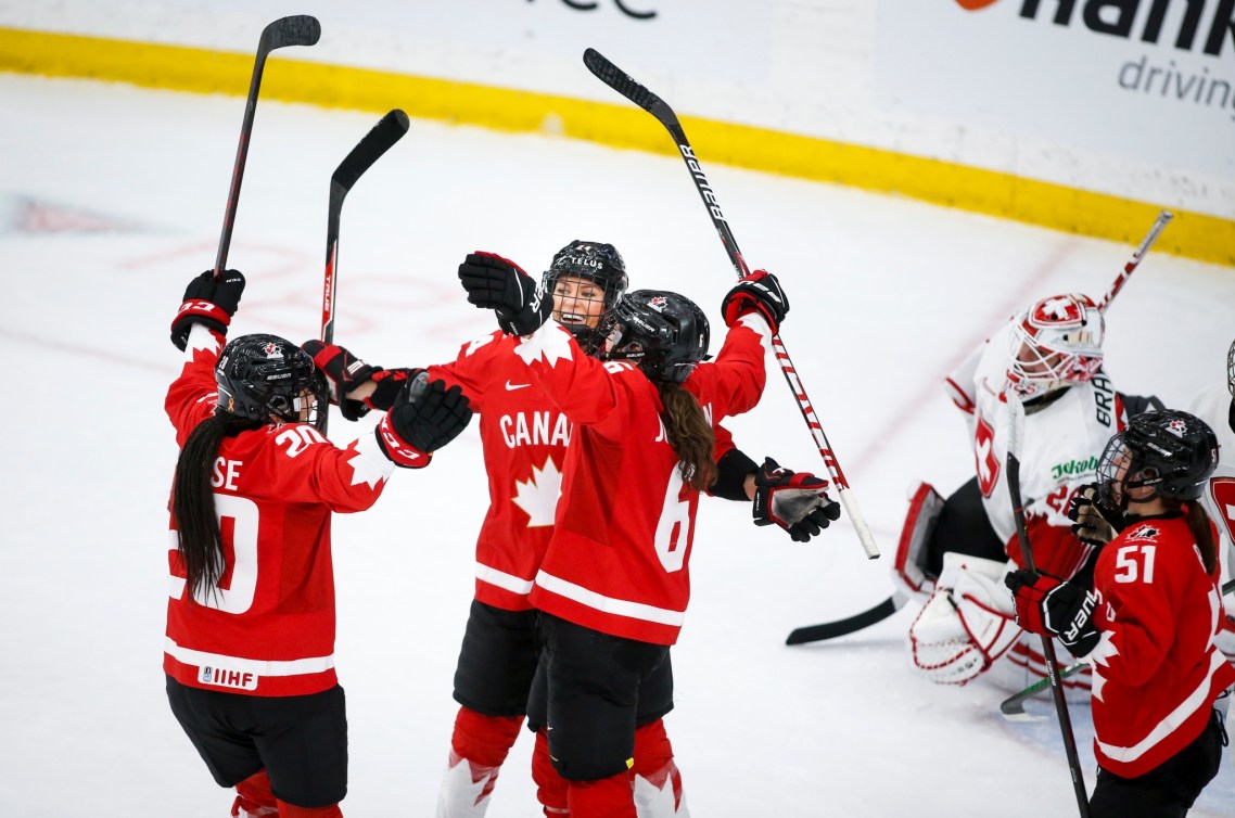 Des hockeyeuses célèbrent un but