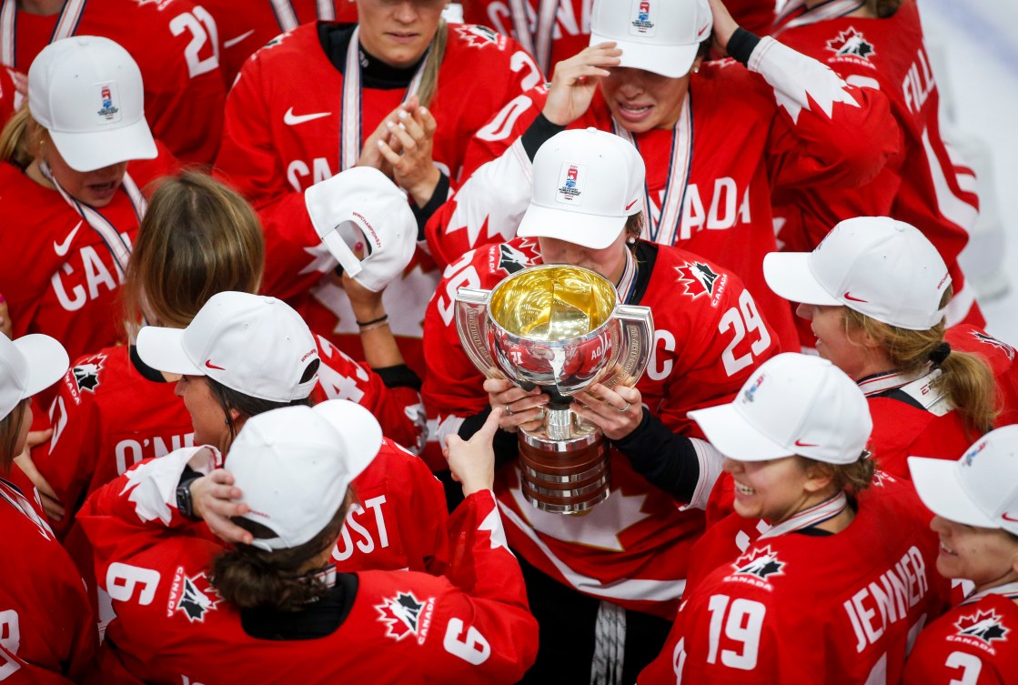 L'équipe de hockey féminin célèbre sa victoire