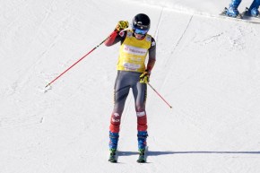 Une skieuse célébrant à la fin de sa course de ski cross