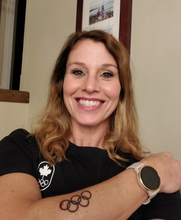 Catriona Le May-Doan montre son tatouage des anneaux olympiques sur son avant-bras.