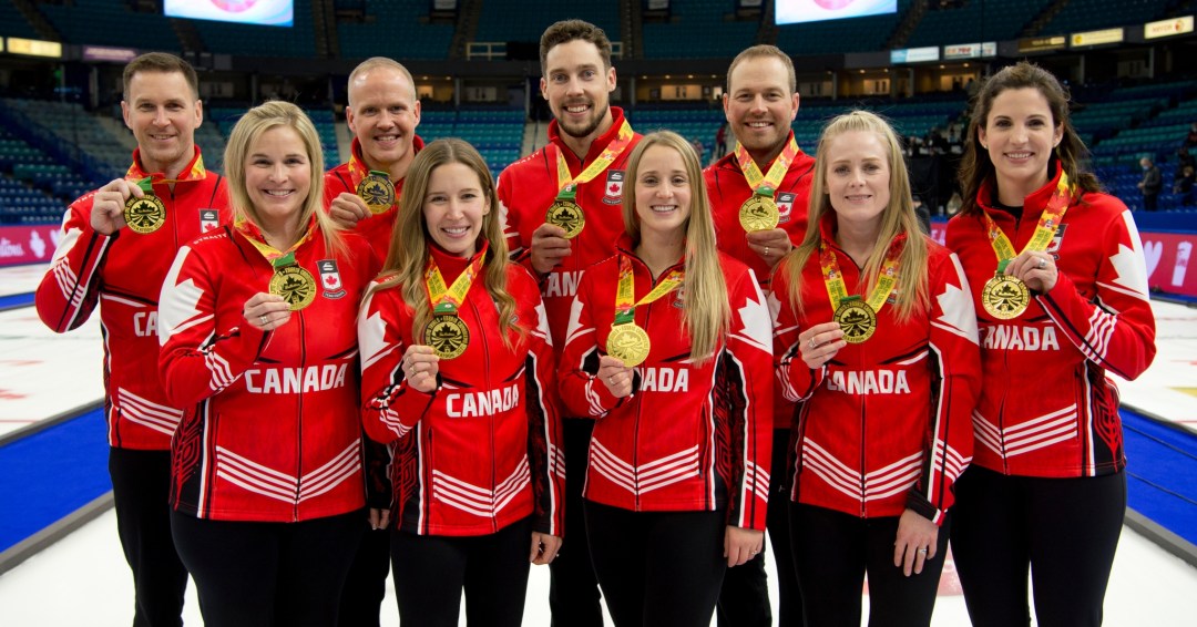 Les joueurs de curling médaillés d'or en curling masculin et féminin aux Championnats canadiens.
