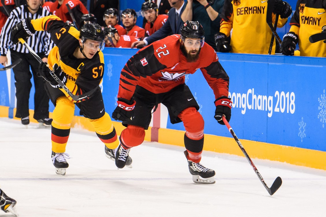 Un joueur de hockey patine vers l'avant