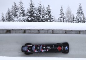Quatre bobeurs canadiens pendant une course de bobsleigh à 4