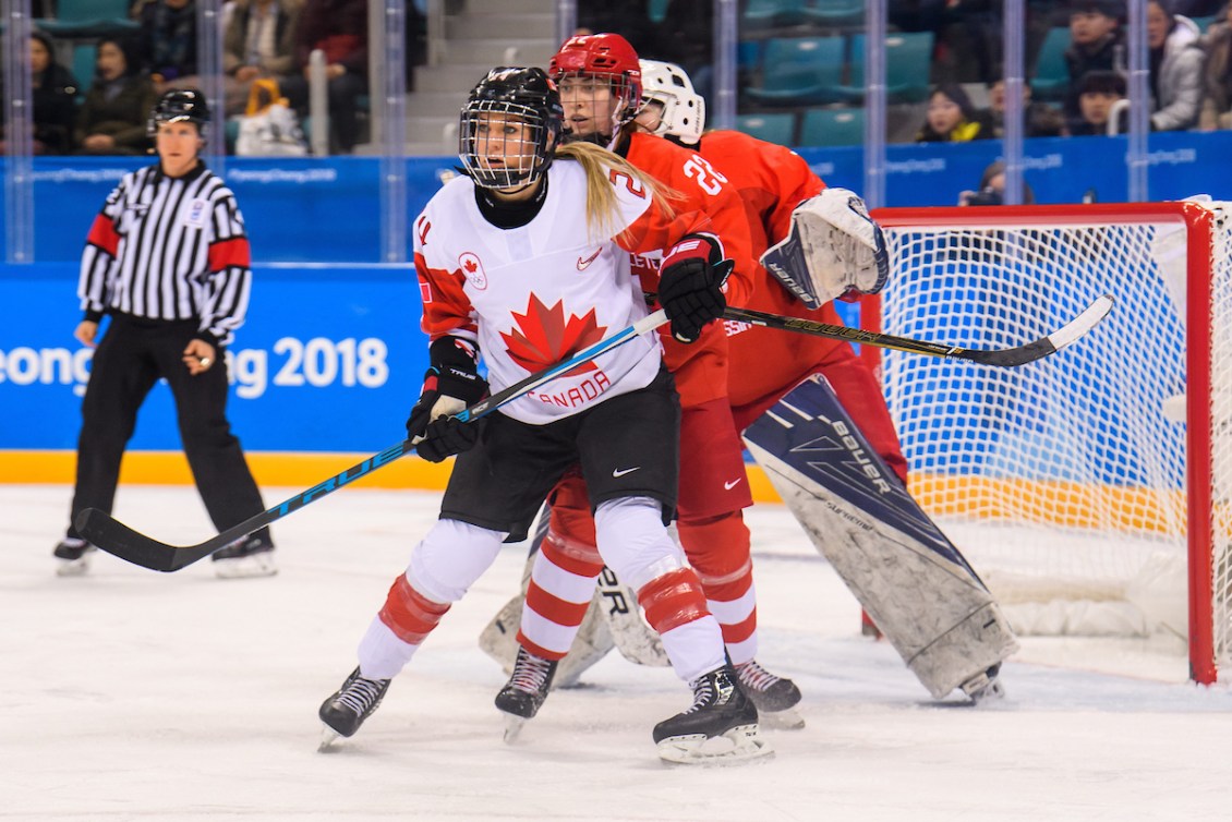 Deux hockeyeuses en action