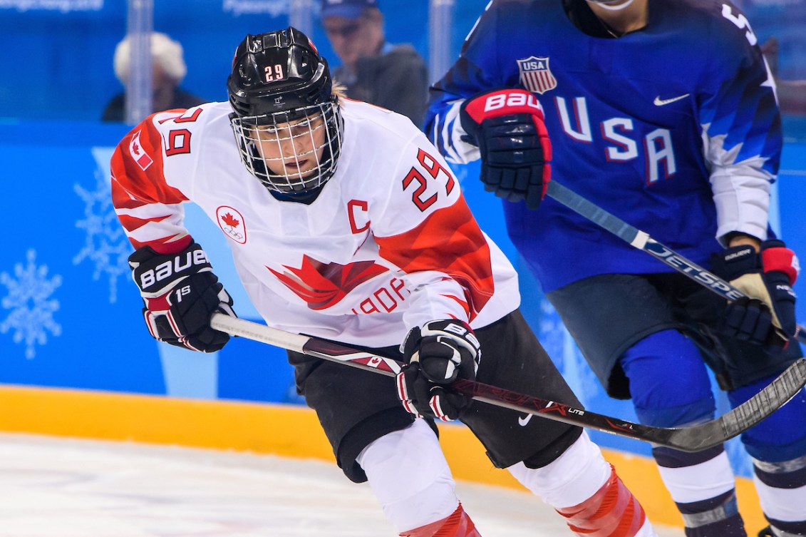 Une hockeyeuse en action