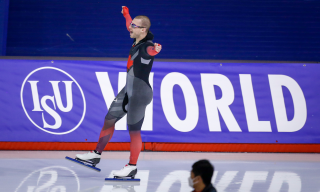 Laurent Dubreuil célèbre sa victoire sur la glace au 500 m .