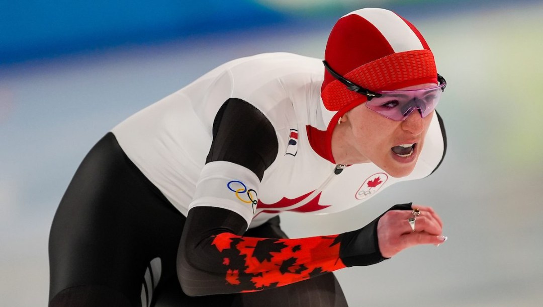 Brooklyn McDougall en action en patinage de vitesse sur longue piste.