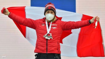 Christine de Bruin célèbre sa victoire avec le drapeau du Canada