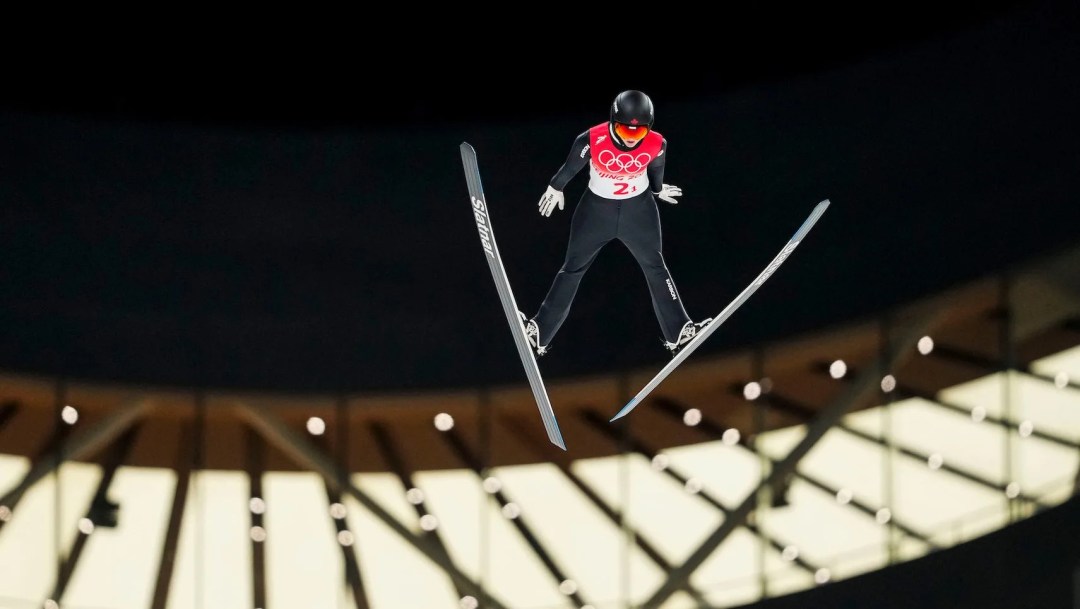 Une athlète de saut à ski en plein vol