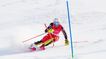Une skieuse alpine effectue sa descente