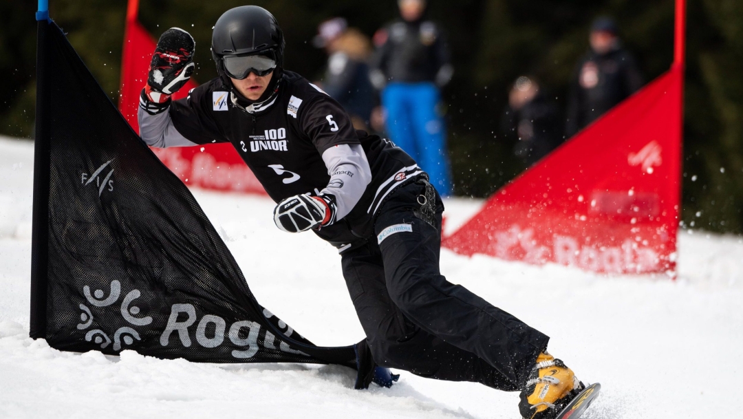 Un athlète de snowboard descend la pente