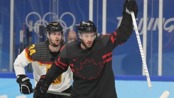 Deux joueurs de hockey sur la glace