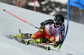 Une skieuse effectue un virage
