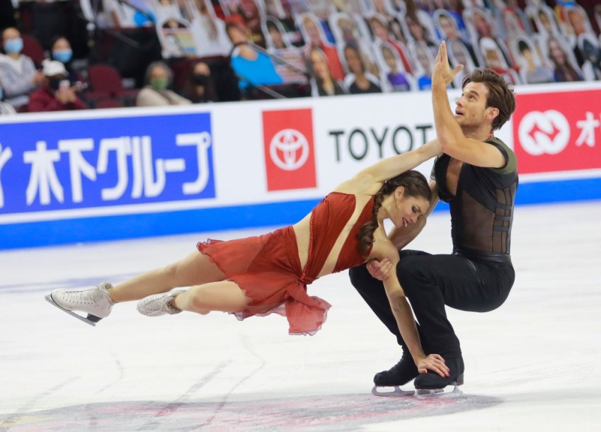 Un couple en danse sur glace effectue un portée