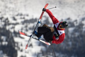 Evan McEachran effectue une prise de ski dans les airs lors d'une compétition
