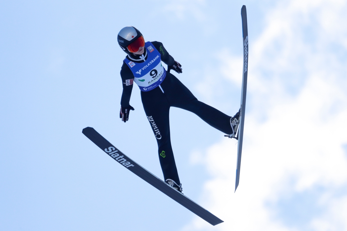 Une sauteuse à ski prend son envol