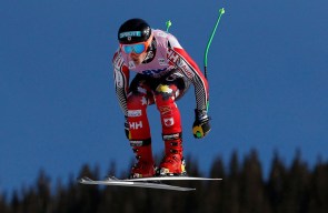 Un skieur alpin en plein saut