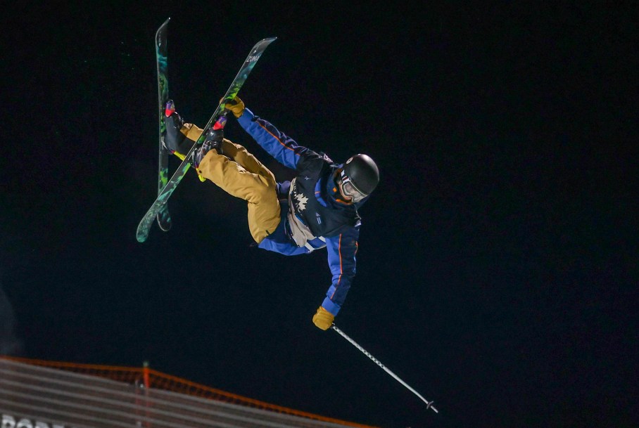 Brandan Mackay attrape son ski lors d'un saut à la Coupe du monde de Calgary