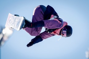 Laurie Blouin effectue une figure dans les airs en slopestyle