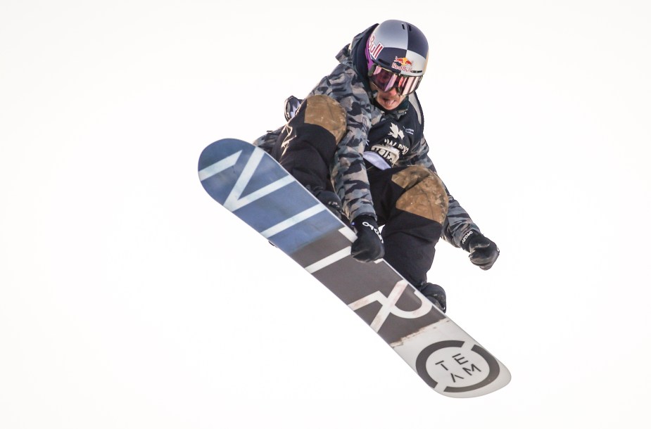 Sébastien Toutant effectue une prise de planche dans à l'épreuve de slopestyle de Calgary