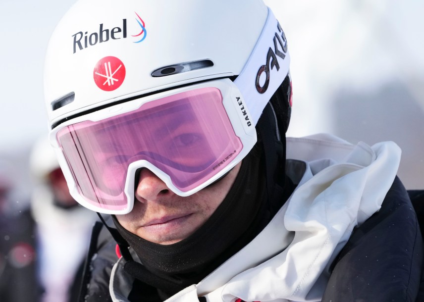 Mikaël Kingsbury avec ses lunettes de ski regarde la caméra.