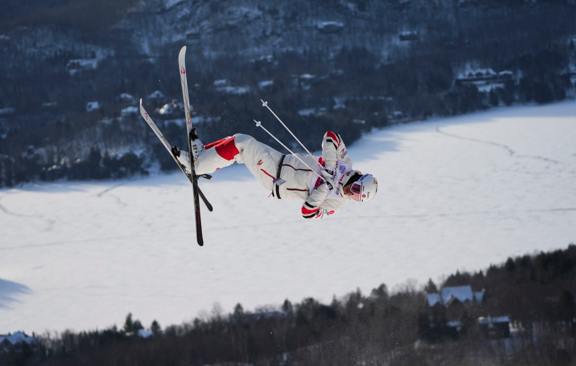 Mikaël Kingsbury effectue un saut en ski acrobatique