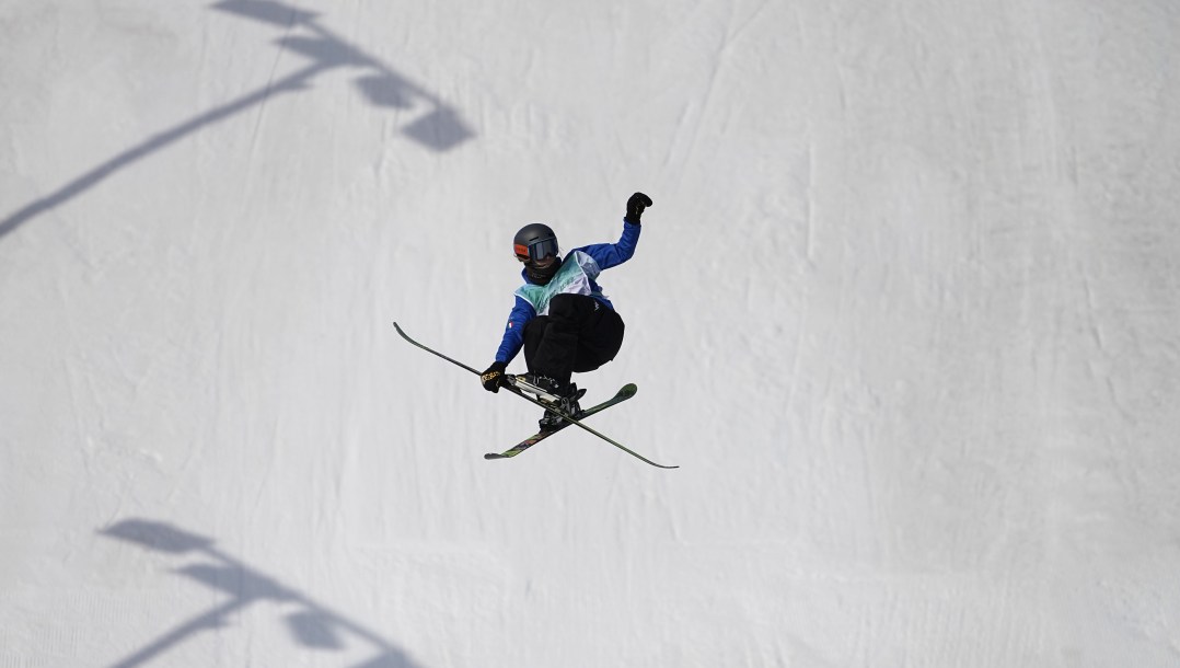 Elena Gaskell prend son ski.