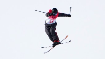 Olivia Asselin fait une figure dans les airs.