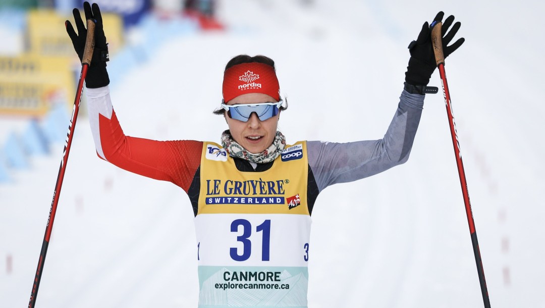 Katherine Stewart-Jones célèbre à la ligne d'arrivée.