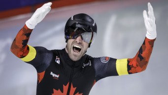 Antoine Gelinas-Beaulieu célèbre une victoire.