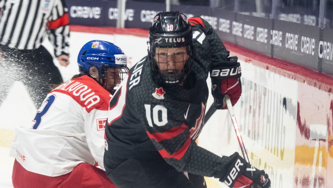 Sarah Fillier en contrôle de rondelle.