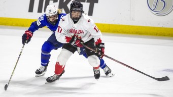 Ella Shelton en contrôle de la rondelle devant une adversaire.