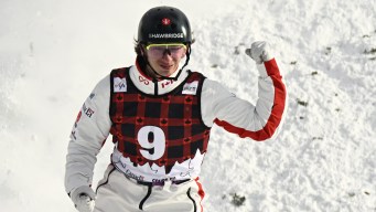Émile Nadeau sert le poing après un saut.