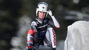 Trinity Ellis à la fin d'une course sur sa luge.