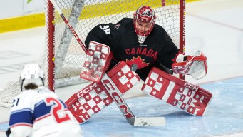 Emerance Maschmeyer devant son filet.