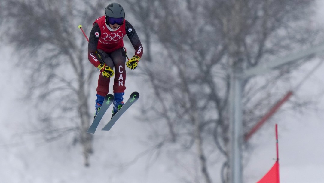 Courtney Hoffos pendant une course de ski cross.