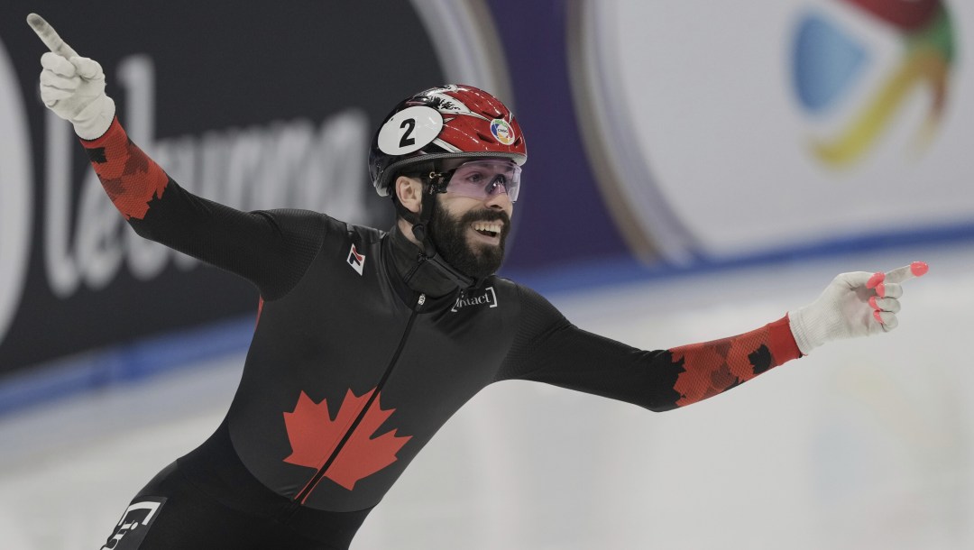 Steven Dubois célèbre après une course.