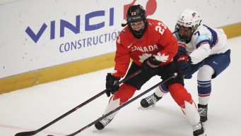 Erin Ambrose se détache de son adversaire.